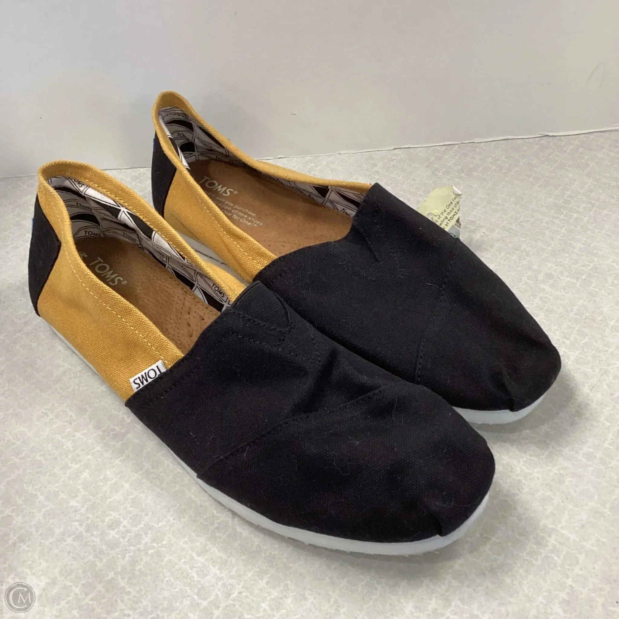 Shoes Flats By Toms In Black & Yellow, Size: 12