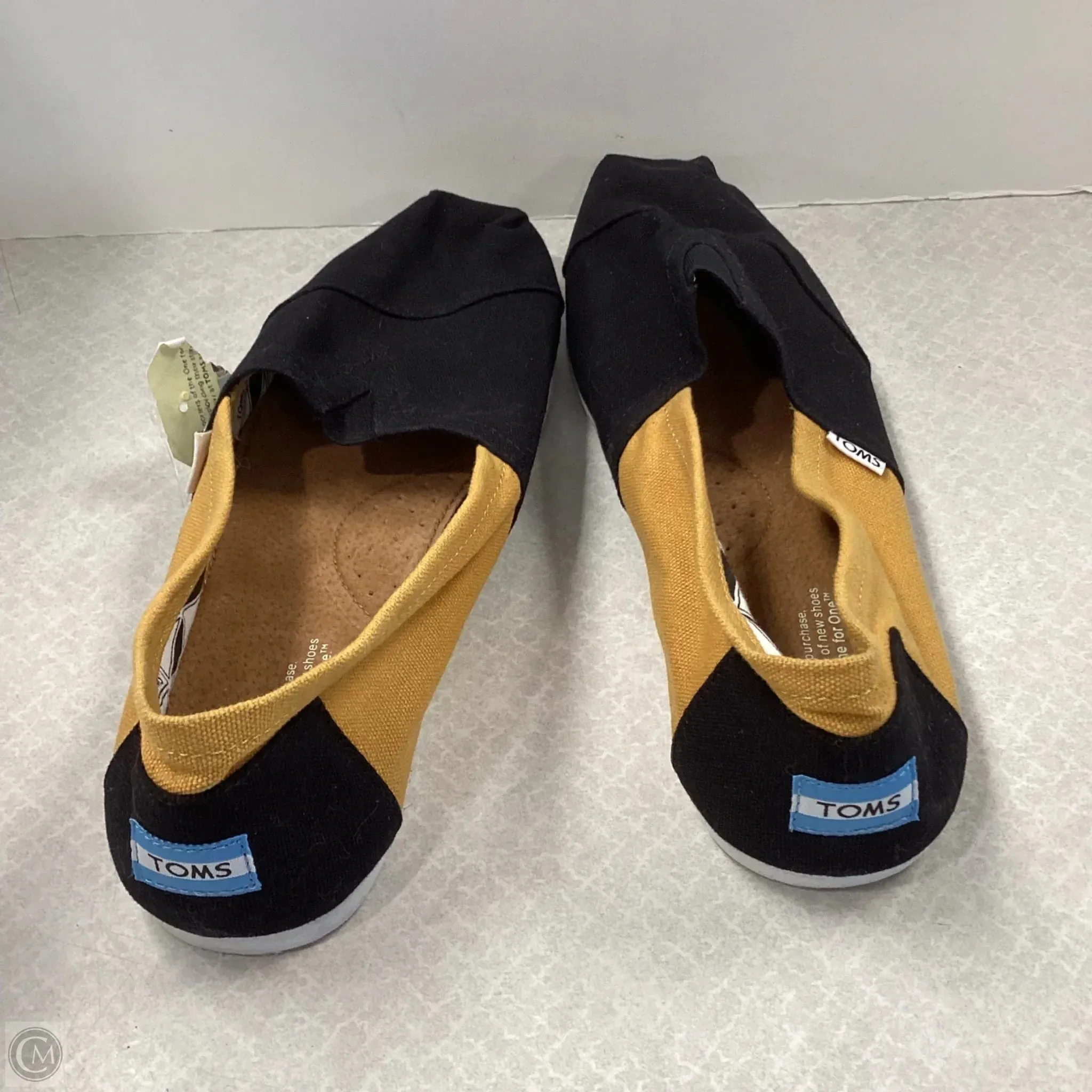 Shoes Flats By Toms In Black & Yellow, Size: 12